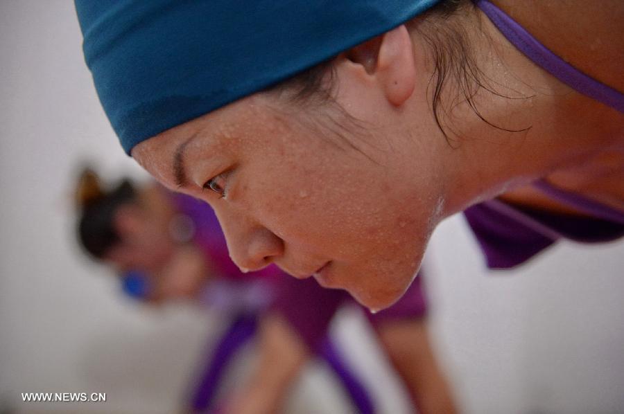 Participants practice hot yoga at a studio maintained at about 42 degrees Celsius in Nanchang, capital of east China's Jiangxi Province, July 5, 2013. (Xinhua/Zhou Mi) 