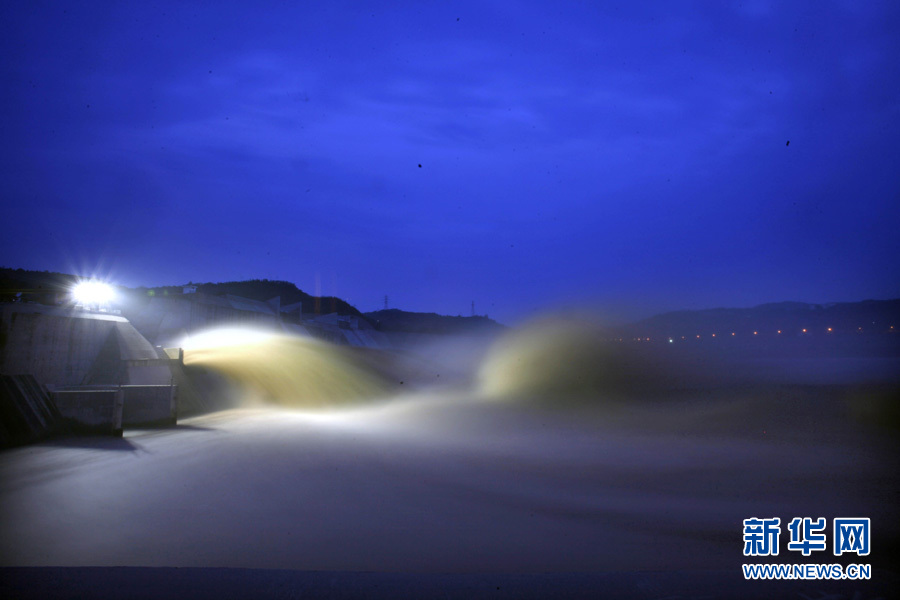 Water gushes out from the Xiaolangdi Reservoir on the Yellow River during a sand-washing operation in Luoyang, central China's Henan Province, July 5, 2013. (Xinhua/Zhang Xiao Li)