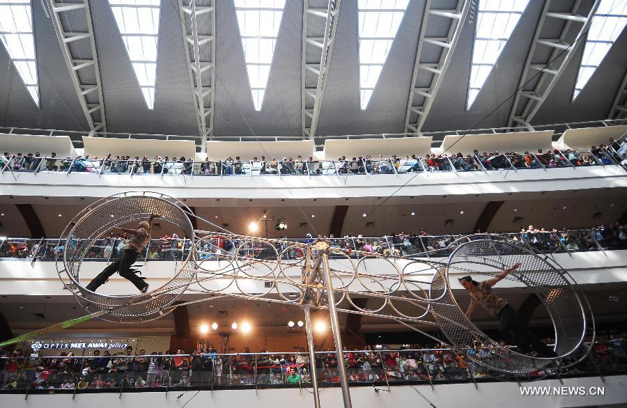 Acrobatic team from the USA perform "The wheel of death" at the Pondok Indah shopping mall in Jakarta, Indonesia, July 6, 2013. The acrobatic show lasts from June 21 to July 14. (Xinhua/Zulkarnain) 