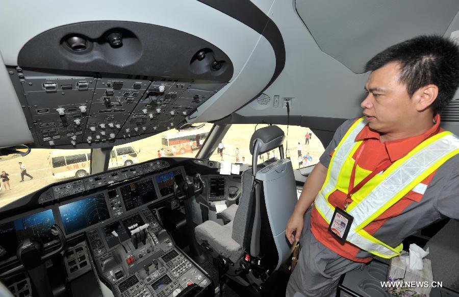 Photo taken on July 7, 2013 shows the cockpit of a Boeing 787 Dreamliner at the Haikou Meilan International Airport in Haikou, capital of south China's island of Hainan Province. Haian Airlines held a ceremony here to welcome the arrival of its first Boeing 787 Dreamliner. Mou Wei, vice president of Hainan Airlines, said on July 4 that the first 213-seat Dreamliner will serve the domestic route between Beijing and Haikou, capital of south China's Hainan Province, with 36 seats reserved for business class and 177 for economy. (Xinhua/Zhao Yingquan) 