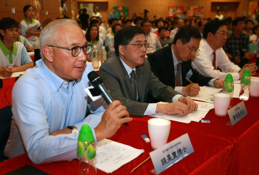 Raymond Ch'ien Kuo Fung(L), chairman of the Hang Seng Bank Limited, raise questions to the contestants during the seventh Hong Kong Cup Diplomatic Knowledge Contest in Hong Kong, south China, July 6, 2013. The seventh Hong Kong Cup Diplomatic Knowledge Contest, aimed at raising awareness of the nation's diplomatic situation and policies, closed here on Saturday. (Xinhua/He Jingjia)