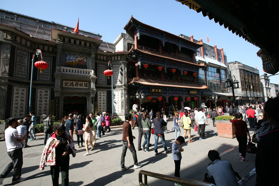 Many cultural elements of old Beijing can be found in the Qianmen area (CRIENGLISH.com/Wang Zhi)