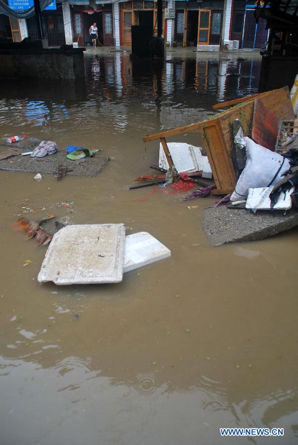 Photo taken on July 7, 2013 shows a flooded market in Suwan Town of Chaohu City, east China's Anhui Province. The northern areas of Chaohu were hit by rainstorm on Monday morning, causing severe damage to local residents. (Xinhua/Su Zishan) 