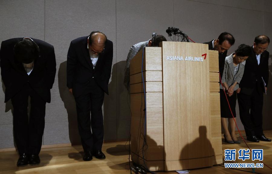 The president (third from the left) and other executives of the Asiana Airlines bow at the press conference on the plane crash at the Headquarters of the Asiana Airlines in Seoul, South Korea, on July 7, 2013. (Xinhua/Reuters)