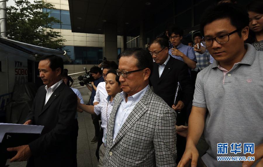 The president  of the Asiana Airlines (middle) leaves the Headquarters of the Asiana Airlines in Seoul, South Korea, on July 7, 2013. (Xinhua/Reuters)