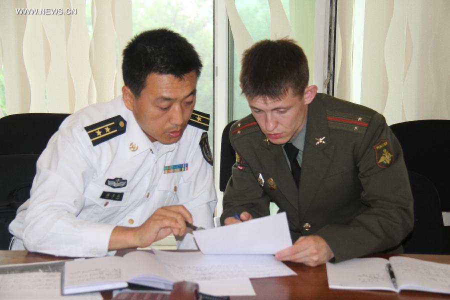 Military officers of China (L) and Russia are seen at the headquarters during joint naval drills in Vladivostok, Russia, July 8, 2013. China and Russia started on Monday the joint naval drills off the coast of Russia's Far East. (Xinhua/Wang Jingguo)