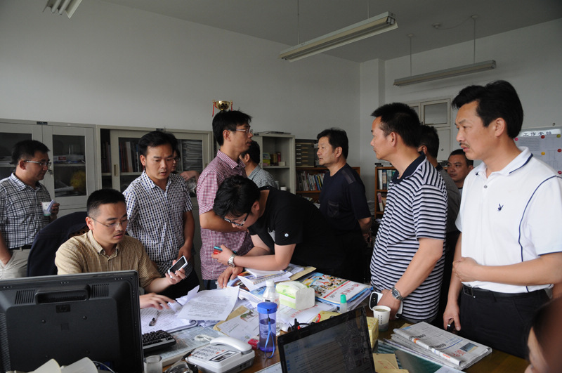 Parents of the students aboard the Asiana Airlines flight 214 which crashed at San Francisco International Airport wait anxiously for the information of their children at Jiangshan Middle School in Jiangshan, east China’s Zhejiang province, July 7, 2013. (Xinhua/Huang Shuifu)