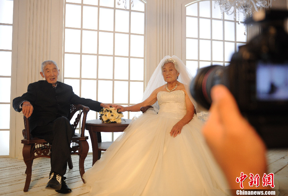 11 pairs of old couples who are more than 80 years old pose for wedding photos to express the love to each other on July 6, 2013. The students of Hefei Industrial University used the prize money they won in a contest to support the photo shooting. (Photo/chinanews.com)