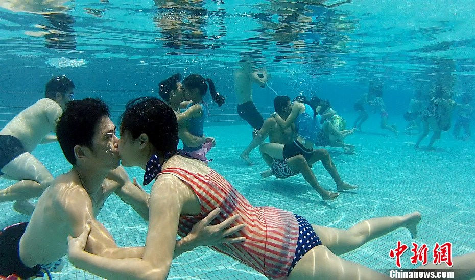 10 young couples participate in an underwater kissing competition to express their love to each other in Chimelong Water Park in Guangzhou on July 6, 2013, the International Kissing Day (Photo/chinanews.com)