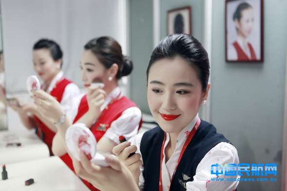 New looks of Shenzhen Airline's stewardess (Photo by China's civil aviation network) 