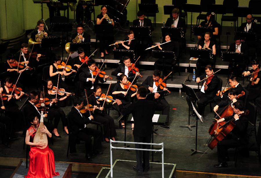 Macau Orchestra gives a concert in Lanzhou, northwest China's Gansu Province on July 8, 2013. The orchestra will hold another concert on July 11 in Dunhuang City. (Xinhua/Nie Jianjiang) 