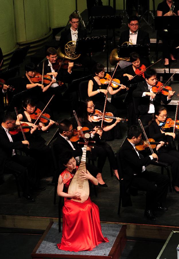 Macau Orchestra gives a concert in Lanzhou, northwest China's Gansu Province on July 8, 2013. The orchestra will hold another concert on July 11 in Dunhuang City. (Xinhua/Nie Jianjiang) 