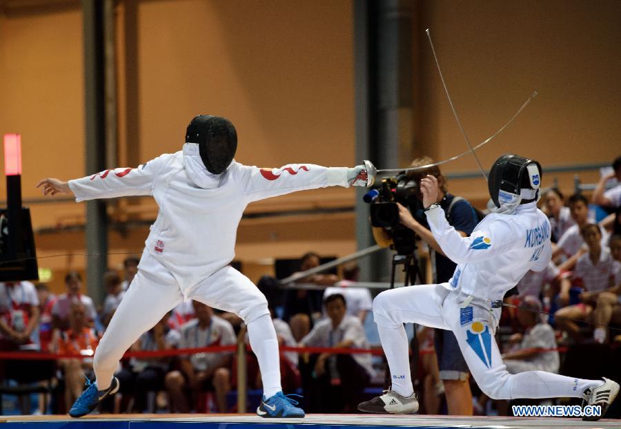 China's Dong Chao (L) competes during the Men's Epee Individual Finals at the 27th Summer Universiade in Kazan, Russia, July 8, 2013. Dong claimed the title by defeating Kazakhstan's Ruslan Kurbanov with 15-10. (Xinhua/Jiang Kehong)