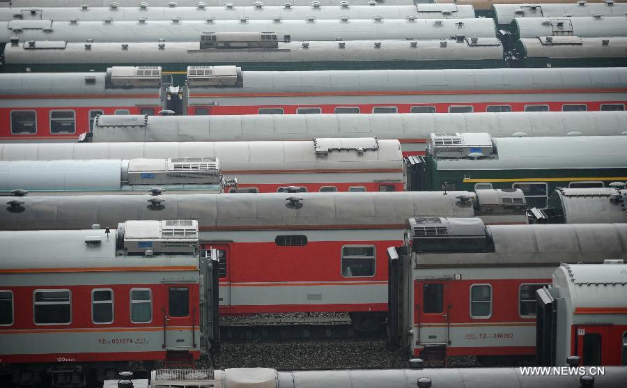 Photo taken on July 8, 2013 shows the trains in the station waiting to be cleaned in Chengdu, capital of southwest China's Sichuan Province, July 8, 2013. Known as the "Train Hospital", the maintenance crew provide 24-hour-services for examining and cleaning trains. (Xinhua/Xue Yubin)