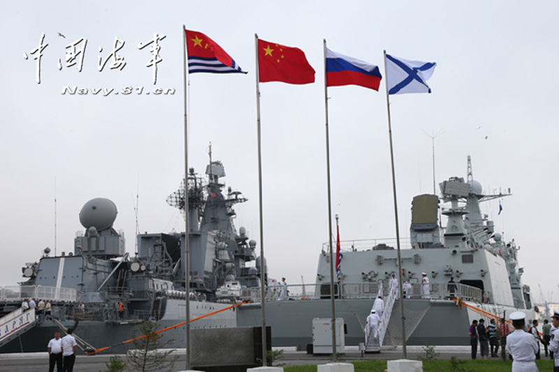 The picture shows that the warships of the navies of China and Russia berthing at the Port of Vladivostok get ready for the "Maritime Joint Exercise 2013" on July 7, 2013. (ChinaMil / Zhou Chaorong)