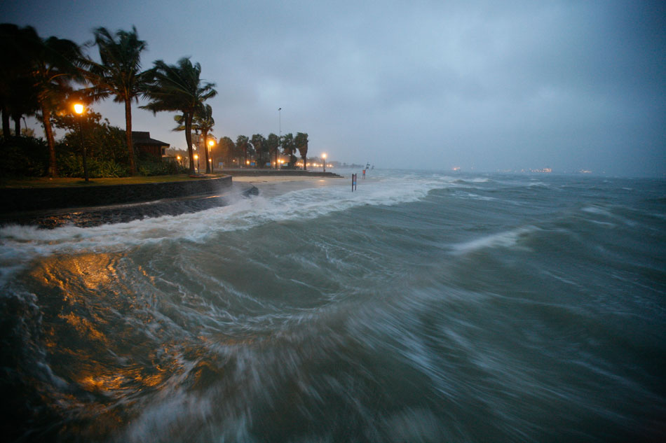 Photo taken on July 2, 2013 shows the surged waves stirred up by the tropical storm Rumbia in Zhanjiang, south China's Guangdong province. (Xinhua/Liang Zhiwei)