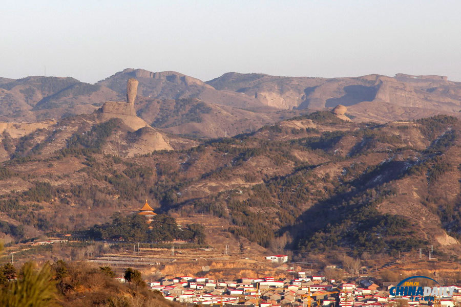 The stone pillar among the ridges is the Qingchui Peak. (Photo by Jia Yue for Chinadaily.com.cn)