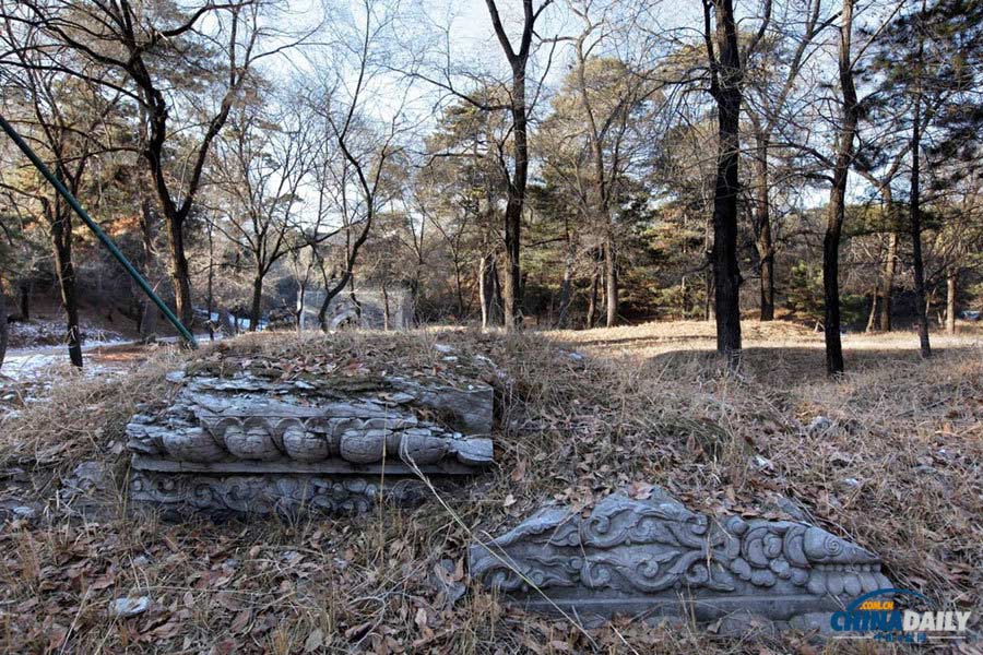 Remains of Bifeng temple. Bifeng temple, built in 1764, is a Han style Buddist temple that combines temple and garden. Several emperors of Qing Dynasty used to come here to read books, relax or simply aprreciating the scenery, leaving behind a lot of chanting poems. (Photo by Jia Yue for Chinadaily.com.cn)