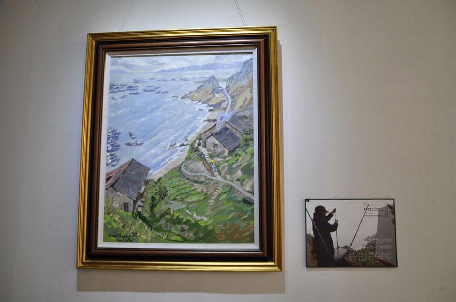 "Facing the sea: Dayu Bay, Shengshan Town, Zhoushan City "(100cmX80cm), March 20, 2013, finished in adverse weather conditions such as strong winds. Chinese Australian oil painter Li Xiaozheng's new exhibition themed "Jiangnan Charm" opened on July 7 at the Roundness Art Gallery in Beijing's Songzhuang, the largest art zone in both China and the world. The exhibition features 28 artworks created by Li during his 34-day fieldtrip, between March and April of this year, to Jiangnan. (China.org.cn/Zhang Junmian)
