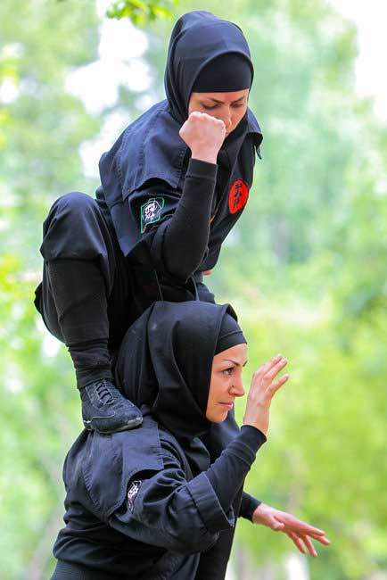 The photo taken on Feb. 8, 2013 shows a group of Iranian female ninjas displaying their combat skills.(Source: gmw)