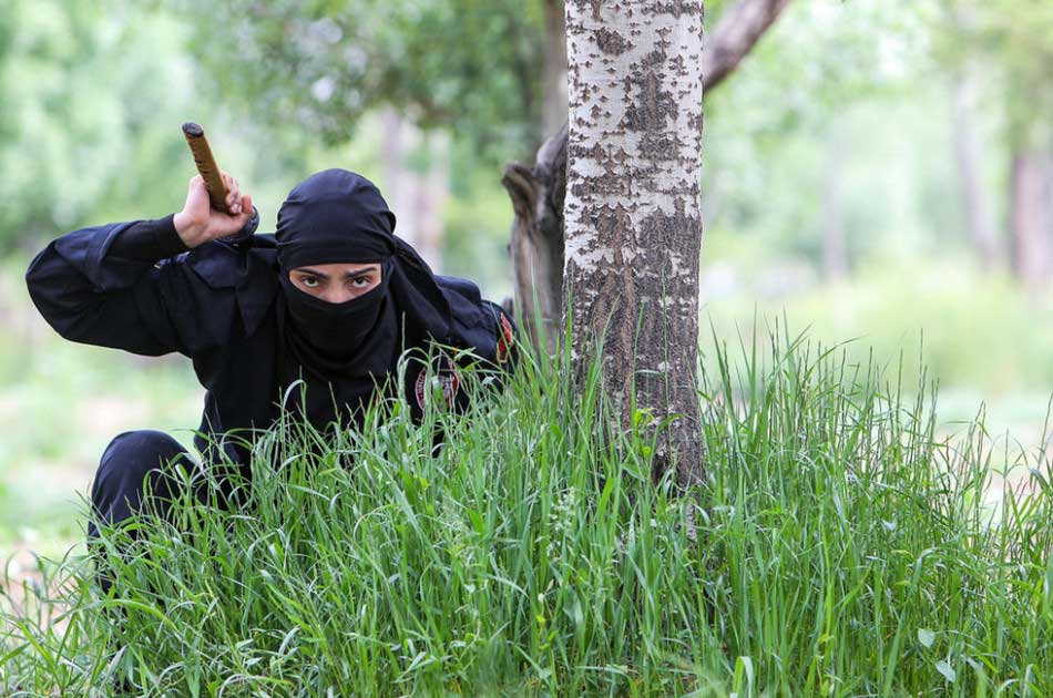 The photo taken on Feb. 8, 2013 shows an Iranian female ninja displaying various combat skills.(Source: gmw)