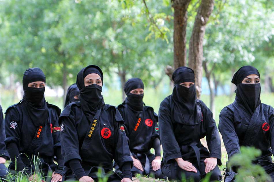 The photo taken on Feb. 8, 2013 shows a group of Iranian female ninjas displaying various combat skills.(Source: gmw) 