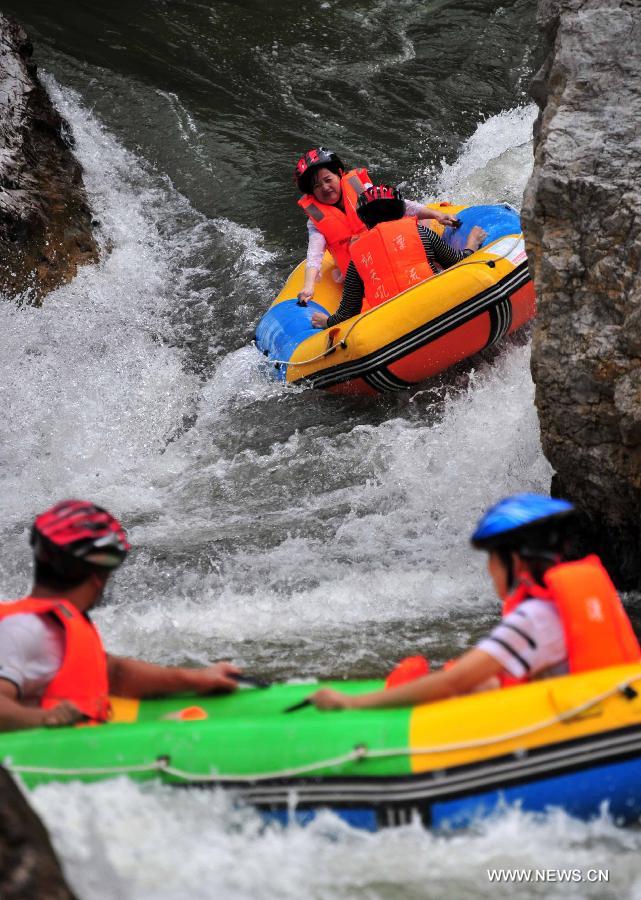 Tourists raft on the water at the Chaotianhou scenery spot in Xingshan County, central China's Hubei Province, July 9, 2013. Large number of tourists headed for Chaotianhou to raft due to the lingering heat wave recently in the province. (Xinhua/Du Huaju)