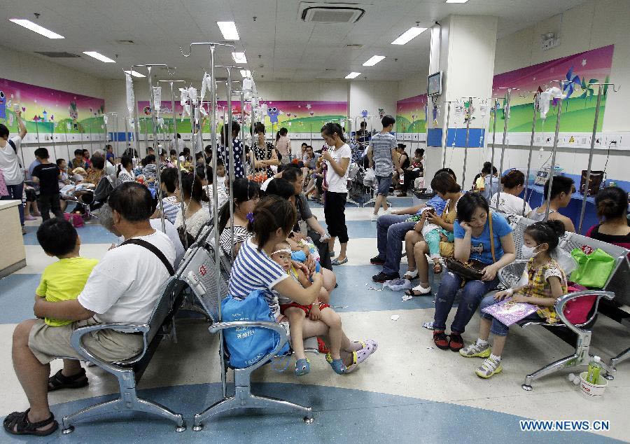 Children receive infusion at the Children's Hospital Affiliated to Fudan University, in Shanghai, east China, July 10, 2013. Due to the sustained high temperatures and the summer vacation, the daily outpatient number stood at 7,500 to 8,500 since June 21. (Xinhua/Ding Ting)