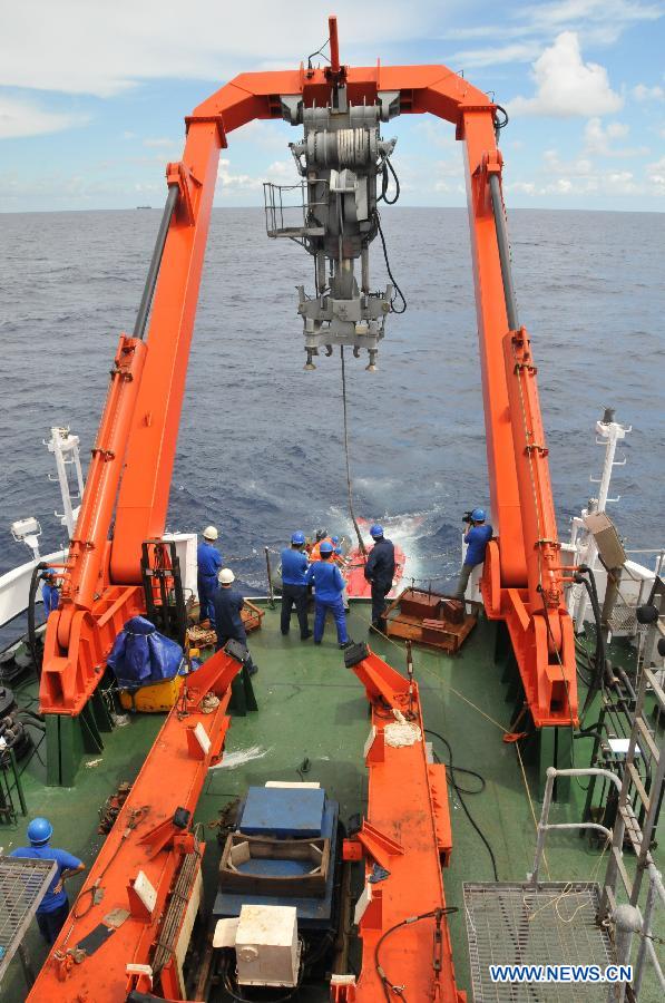 China's manned submersible Jiaolong dives into the South China Sea, south China, July 10, 2013. The Jiaolong manned submersible on Wednesday carried out the last scientific dive to explore the geology and environment of the sea area. (Xinhua/Zhang Xudong)