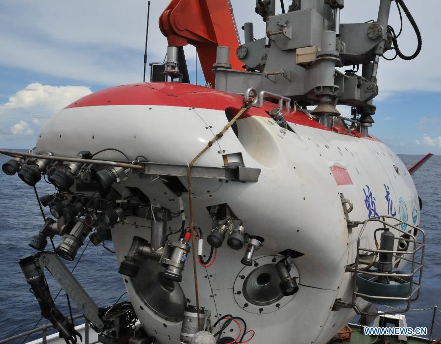 China's manned submersible Jiaolong is hoisted by its support ship Xiangyanghong 09 in the South China Sea, south China, July 10, 2013. The Jiaolong manned submersible on Wednesday carried out the last scientific dive to explore the geology and environment of the sea area. (Xinhua/Zhang Xudong)