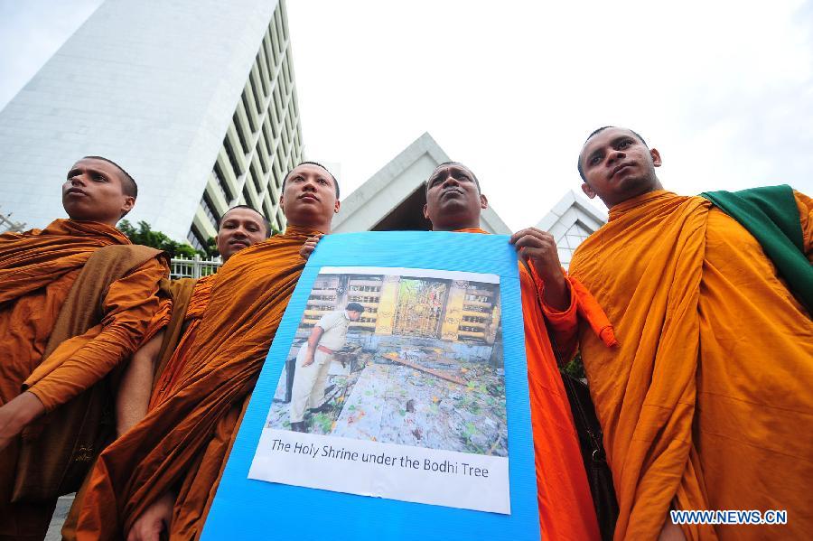 Buddhist monks protest in front of the United Nations office, demanding peace after a series of bombing attack in a Buddhist holy place in India, in Bangkok, Thailand, July 10, 2013. At least five people were injured in a series of bombing attacks on a world famous Buddhist holy place in the eastern Indian state of Bihar on July 7. (Xinhua/Rachen Sageamsak) 