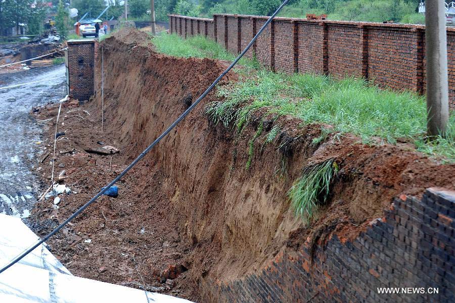 Photo taken on July 10, 2013 shows the collapsed wall at a construction site of a coal cleaning plant of Dacheng Liyuan Coalification Co., Ltd at Pingshu Village of Pingshu Township in Shouyang County, north China's Shanxi Province, July 10, 2013. Twelve construction workers were killed and seven others injured after their make-shift house was buried by a collapsed wall on Tuesday evening. Rescue work has ended by Wednesday morning. (Xinhua/Zhan Yan)