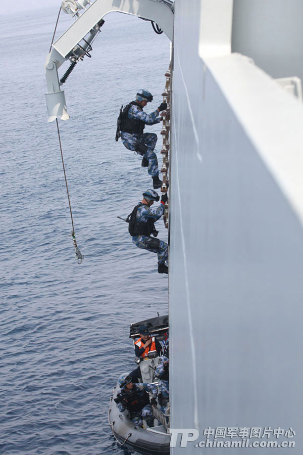 Chinese and Russian warships participating in the China-Russia "Joint Sea-2013" joint naval drill conduct joint escort drill in a designated exercise sea area on July 9, 2013. (China Military Online/Sun Yang) 