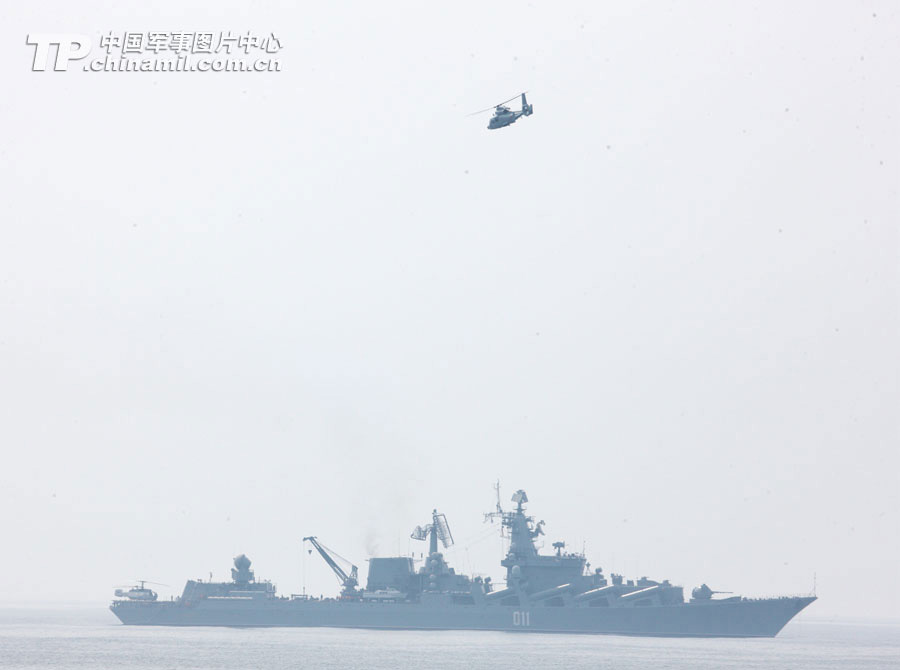 Chinese and Russian warships participating in the China-Russia "Joint Sea-2013" joint naval drill conduct joint escort drill in a designated exercise sea area on July 9, 2013. (China Military Online/Sun Yang) 