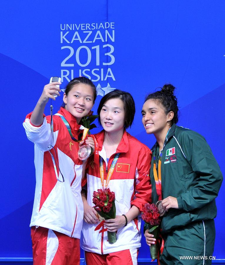 China's Jia Dongjin (L), Zheng Shuangxue (C) and Mexico's Chavez pose during the awarding ceremony for the women's 3m Spingboard diving at the 27th Summer Universiade in Kazan, Russia, July 10, 2013. Zheng Shuangxue won the gold medal with 329.25. (Xinhua/Kong Hui)