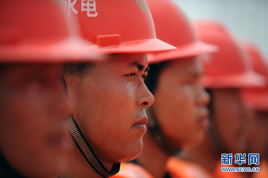 Soldiers from Armed Police Corps of Nanchang participate in a drill against floods on June 21, 2013. The temperature reached 35 degrees Celsius. (Xinhua/Zhou Ke)