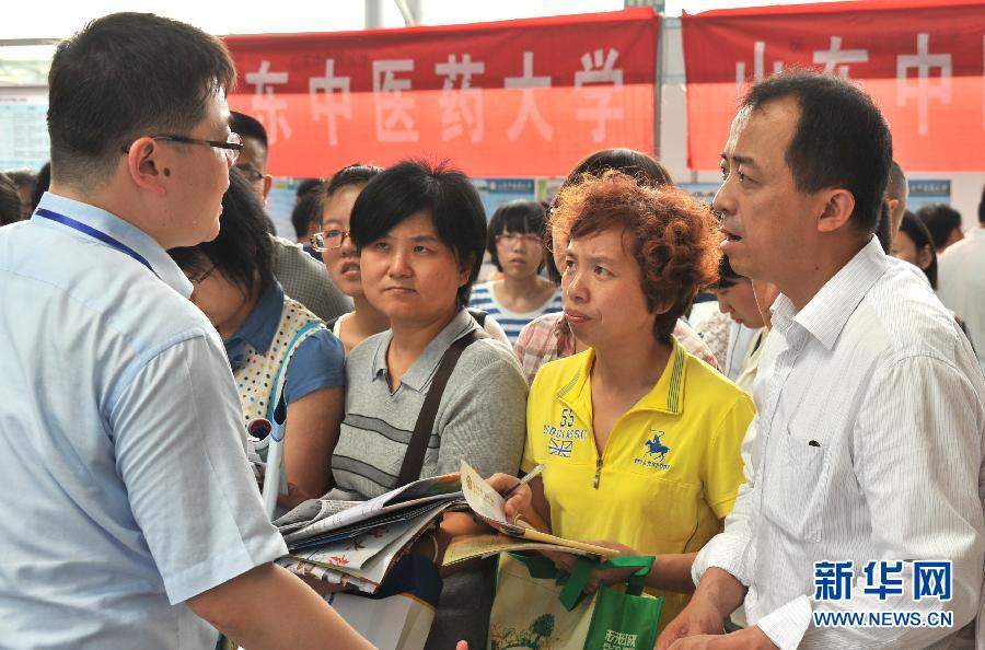 Parents participate in the College Entrance Examination consultation meetings, in Shungeng Convention and Exhibition Center in Jinan, east China's Shandong province on June 25, 2013. The temperature in Jinan reached 35 degrees Celsius. (Photo/Xinhua)