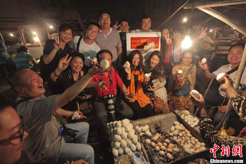 Tourists from Shenzhen pose for a photo at a night market in Hetian, northwest China's Xinjiang Uygur Autonomous Region. (Photo provided by netizens)