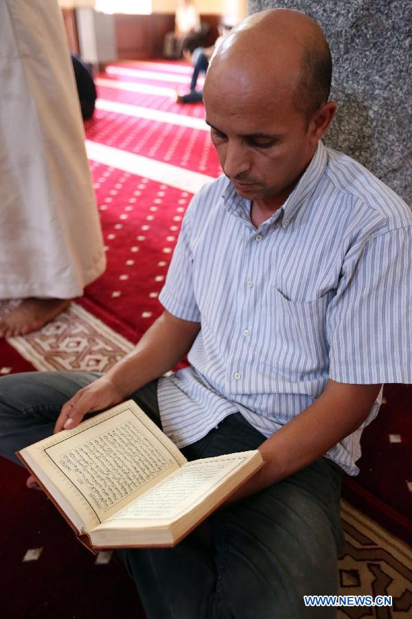 A Libyan man reads the Koran in a mosque in Tripoli, capital of Libya, on July 10, 2013, the first day of the holy month of Ramadan.(Xinhua/Hamza Turkia)