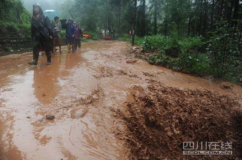 Rain-triggered mountain torrents and landslides bury 11 households, leaving two people dead and 21 missing. As of 9:45 p.m., 352 people stranded have been relocated to safe areas.  (Photo by Fang Wei/scol.com.cn)