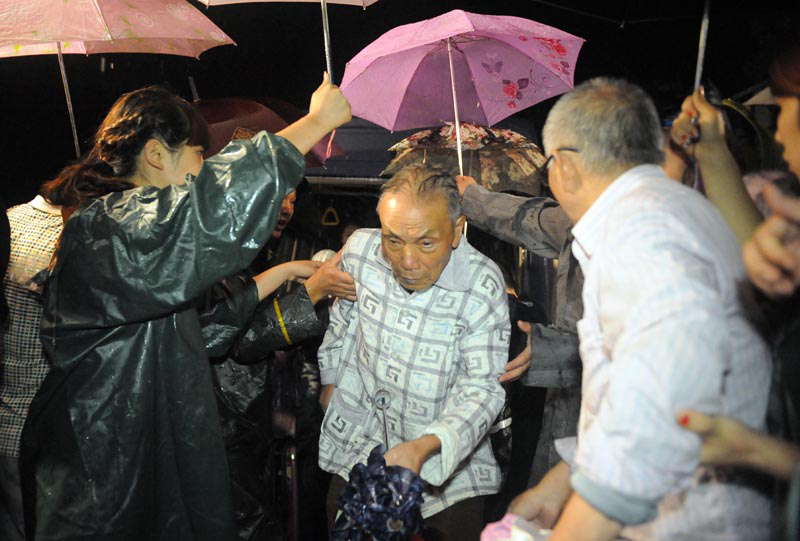 352 stranded people get recued and relocated in flood-hit Zhongxing county in southwest China's Sichuan province. Rain-triggered mountain torrents and landslides buried 11 households, leaving two people dead and 21 missing. As of 9:45 p.m., 352 people stranded have been relocated to safe areas. (Xinhua/Xue Yubin)