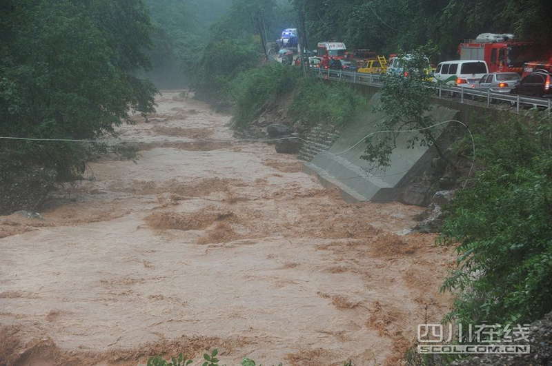 Rain-triggered mountain torrents and landslides bury 11 households, leaving two people dead and 21 missing. As of 9:45 p.m., 352 people stranded have been relocated to safe areas.  (Photo by Fang Wei/scol.com.cn)