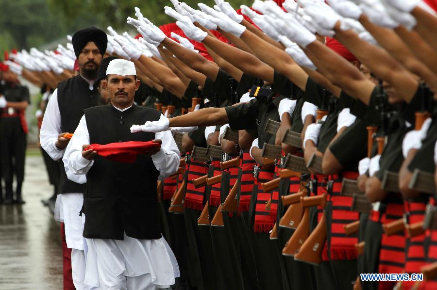 New recruits of Indian army take oath during a passing out parade at an army base on the outskirts of Srinagar, the summer capital of Indian-controlled Kashmir, July 10, 2013. The 494 recruits from Indian-controlled Kashmir were formally inducted into the Indian army's Jammu Kashmir Light Infantry (JAKLI) regiment after rigorous training. (Xinhua/Javed Dar)