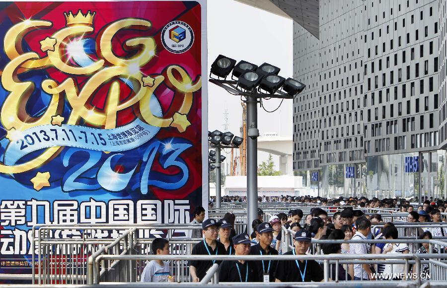 Visitors queue up to enter the exhibition hall of the 9th China International Comics Games Expo (CCG Expo) in Shanghai, east China, July 11, 2013. A total of 325 animation and game companies from at home and abroad took part in the five-day expo, which kicked off here on Thursday. (Xinhua/Ding Ting)  