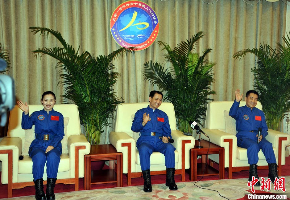 Tree astronauts of China’s Shenzhou-10 manned space mission - Nie Haisheng (M), Zhang Xiaoguang (R) and Wang Yaping - are discharged from quarantines on July 11. They are in good conditions and met the press at the space city in Beijing. (Chinanews.com/ Sun Zifa)