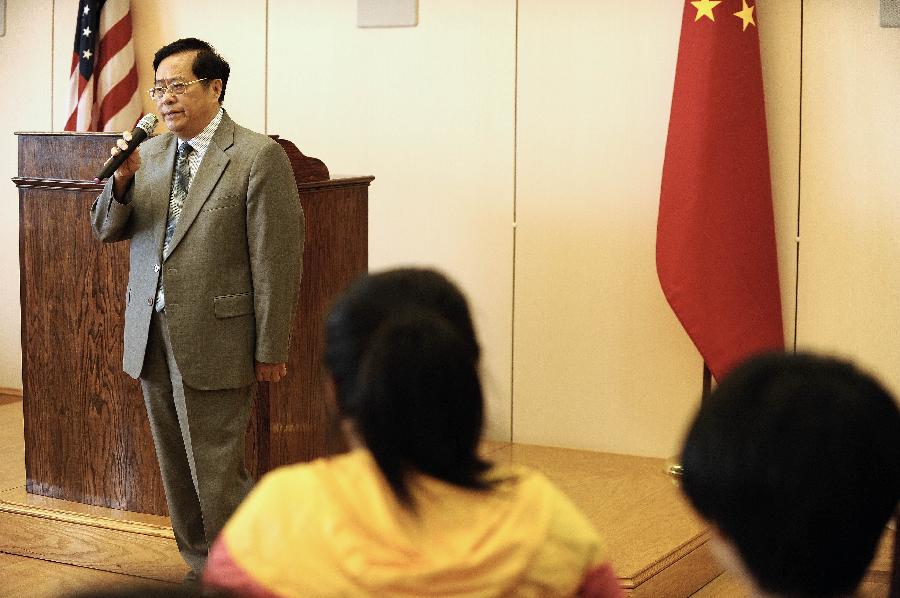 Chinese Consul General in San Francisco Yuan Nansheng gives a welcome speech at his official residence in San Francisco, the United States, July 10, 2013. Nearly 70 Chinese students and teachers who were aboard the July 6 crashed Asiana Airlines crash enjoyed a Chinese meal Thursday night at the invitation of Chinese Consul General in San Francisco Yuan Nansheng. (Xinhua/Chen Gang) 