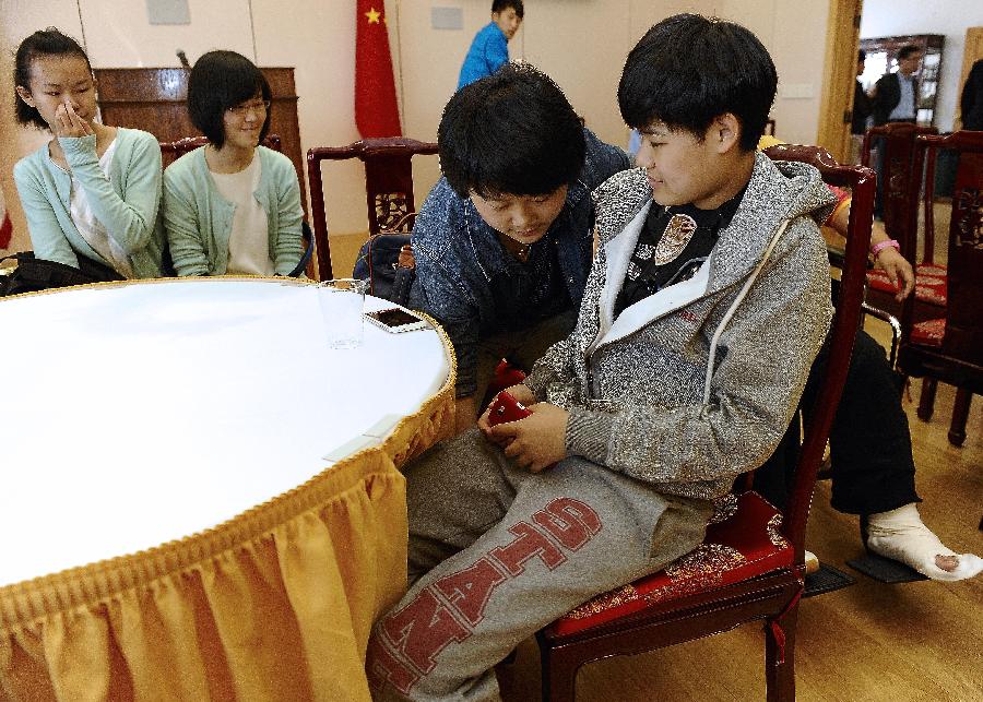 Survivors of the crashed Asiana Airlines attend a welcome dinner at the official residence of Chinese Consul General in San Francisco, the United States, July 10, 2013. Nearly 70 Chinese students and teachers who were aboard the July 6 crashed Asiana Airlines enjoyed a Chinese meal Thursday night at the invitation of Chinese Consul General in San Francisco Yuan Nansheng. (Xinhua/Chen Gang) 