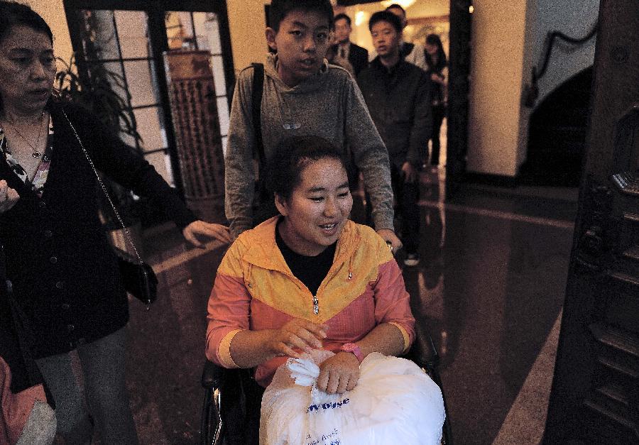 A survivor of the crashed Asiana Airlines leaves the official residence of Chinese Consul General in San Francisco, the United States, July 10, 2013. Nearly 70 Chinese students and teachers who were aboard the July 6 crashed Asiana Airlines enjoyed a Chinese meal Thursday night at the invitation of Chinese Consul General in San Francisco Yuan Nansheng. (Xinhua/Chen Gang) 