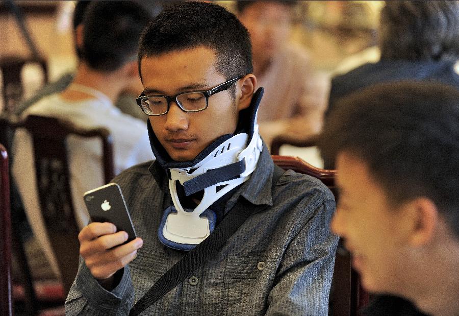 A survivor of the crashed Asiana Airlines attends a welcome dinner at the official residence of Chinese Consul General in San Francisco, the United States, July 10, 2013. Nearly 70 Chinese students and teachers who were aboard the July 6 crashed Asiana Airlines enjoyed a Chinese meal Thursday night at the invitation of Chinese Consul General in San Francisco Yuan Nansheng. (Xinhua/Chen Gang)