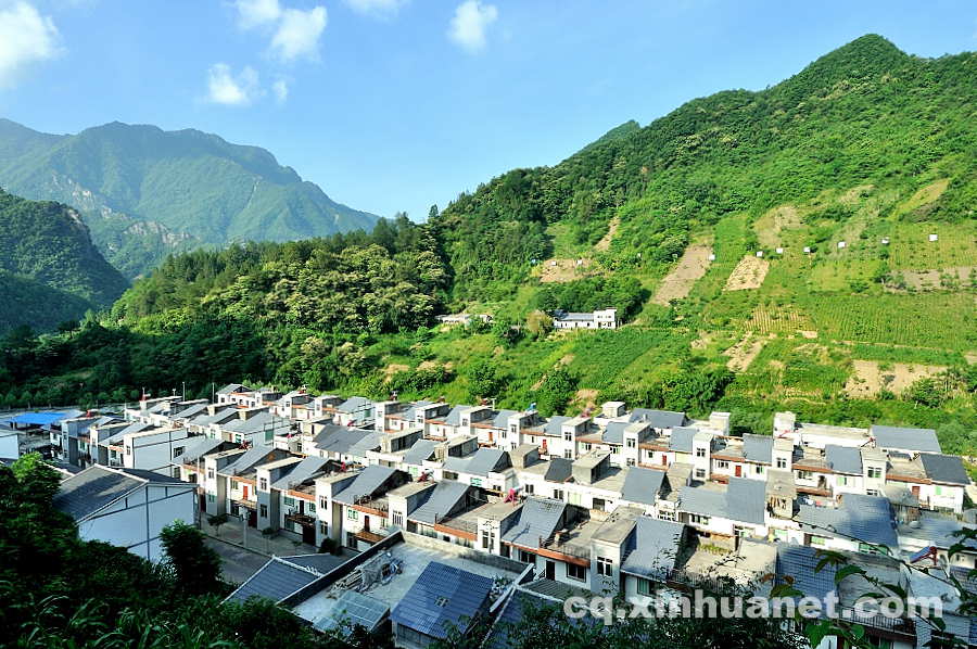 Thanks to the eco-migration project, rural residents in Chongqing’s Lantian township move into new houses in the settlement community. 305 pupils here no longer need to get up early to go a long way to school. 